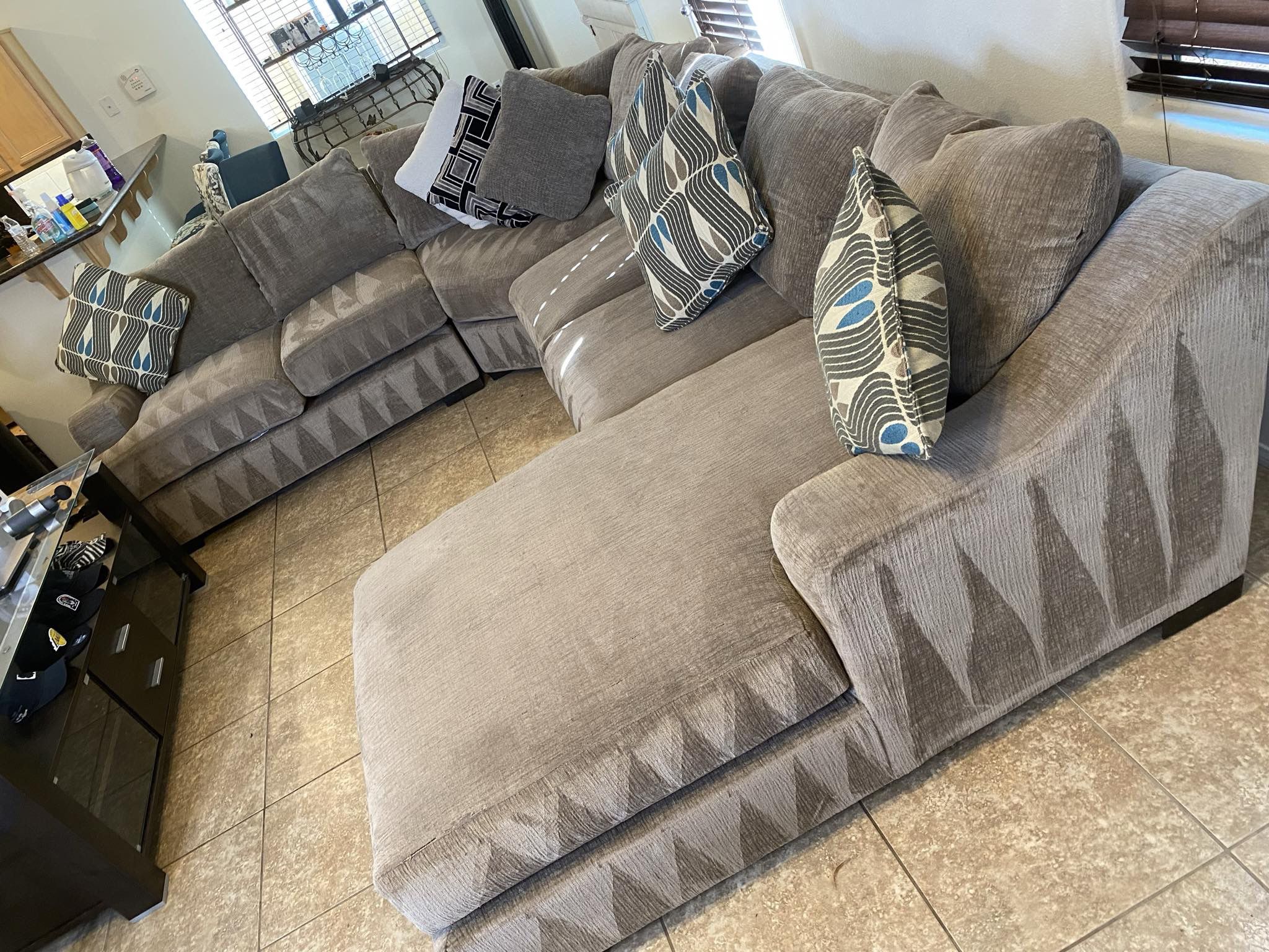 🛋️✨ Beautiful Light Grey Ashley Furniture Modern 4pc Sectional Couch 🛋️ ( FREE DELIVERY 🚚)