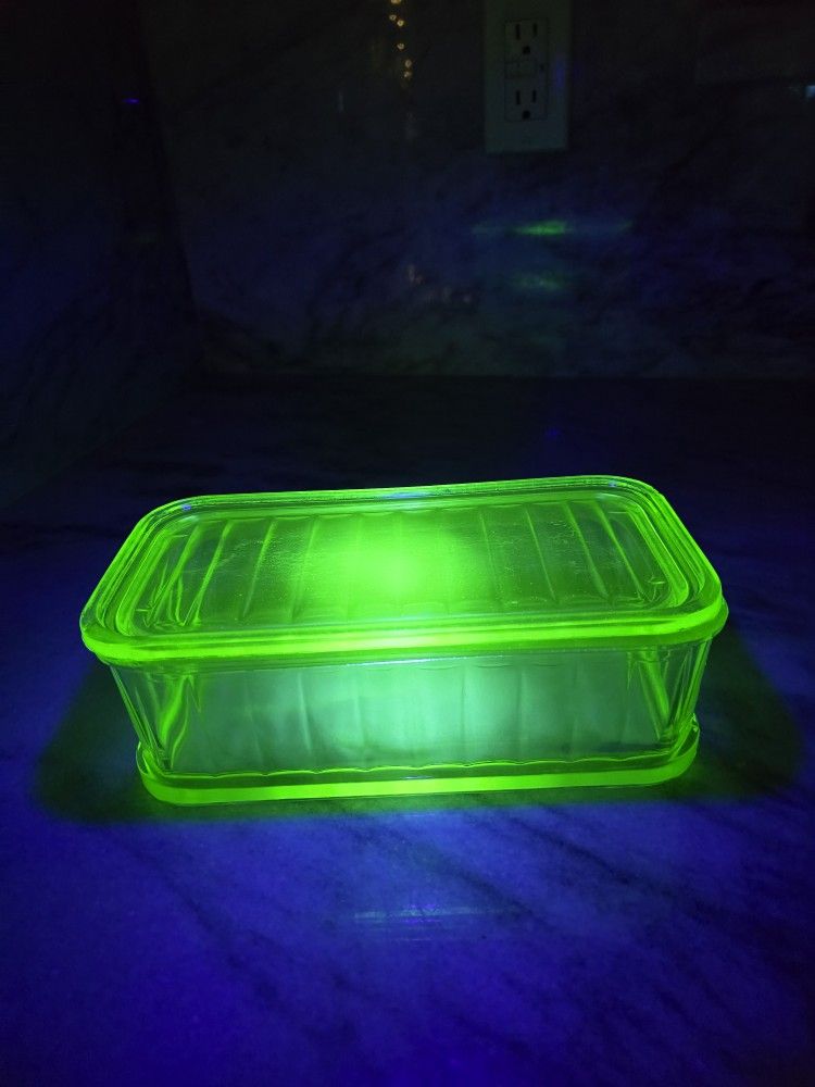 Vintage Green Depression Era Uranium Glass Refrigerator Dish & Lid