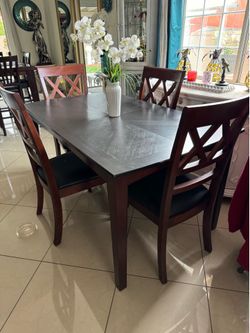 Dining table 58”long 35-1/2” and 30” high with 4 chairs in good condition