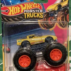 Hot Wheels Monster Trucks Freestyle Wreckers #5/12 Barbie Convertible XL -1:64-