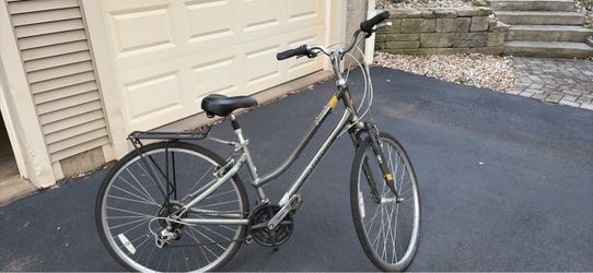 Giant hybrid small frame bike in excellent condition