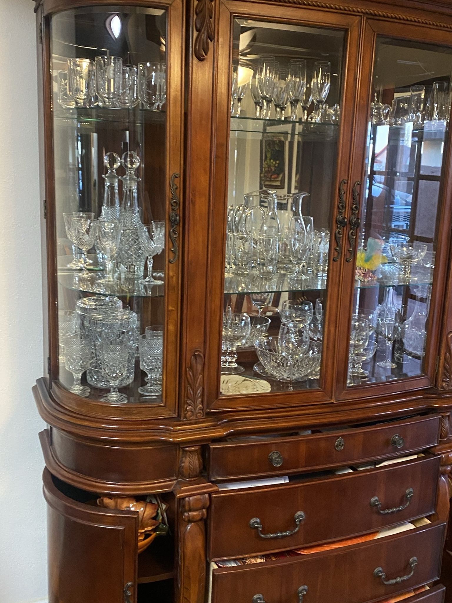 Vitrina /  Light Cherry Buffet With Hutch
