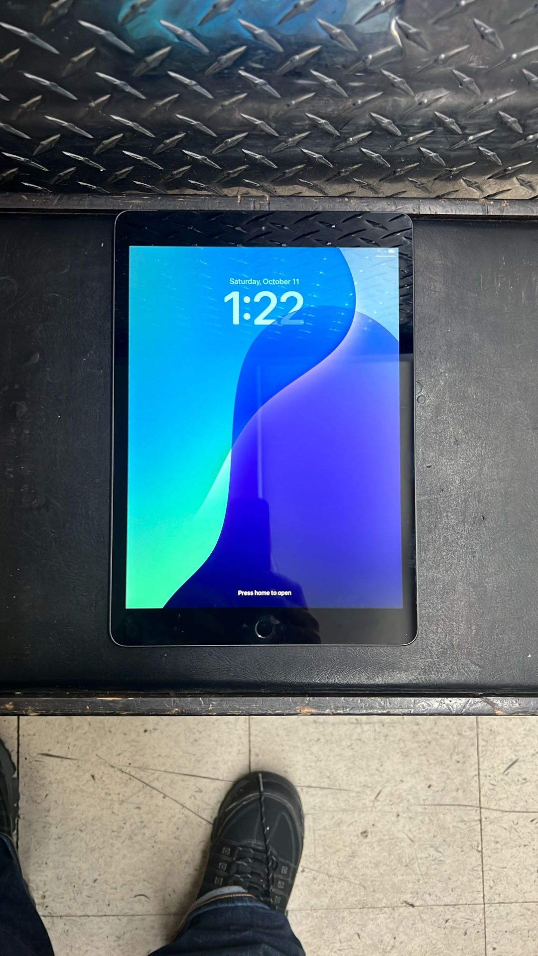Apple iPad 7th Gen 32GB WiFi + Cellular w/Logitech Keyboard