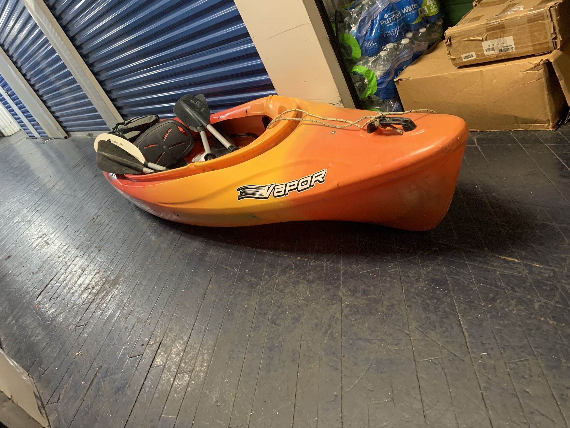 kayak. Old Town Vapor 10 / It Only Includes Two Oars And The Lifesaver