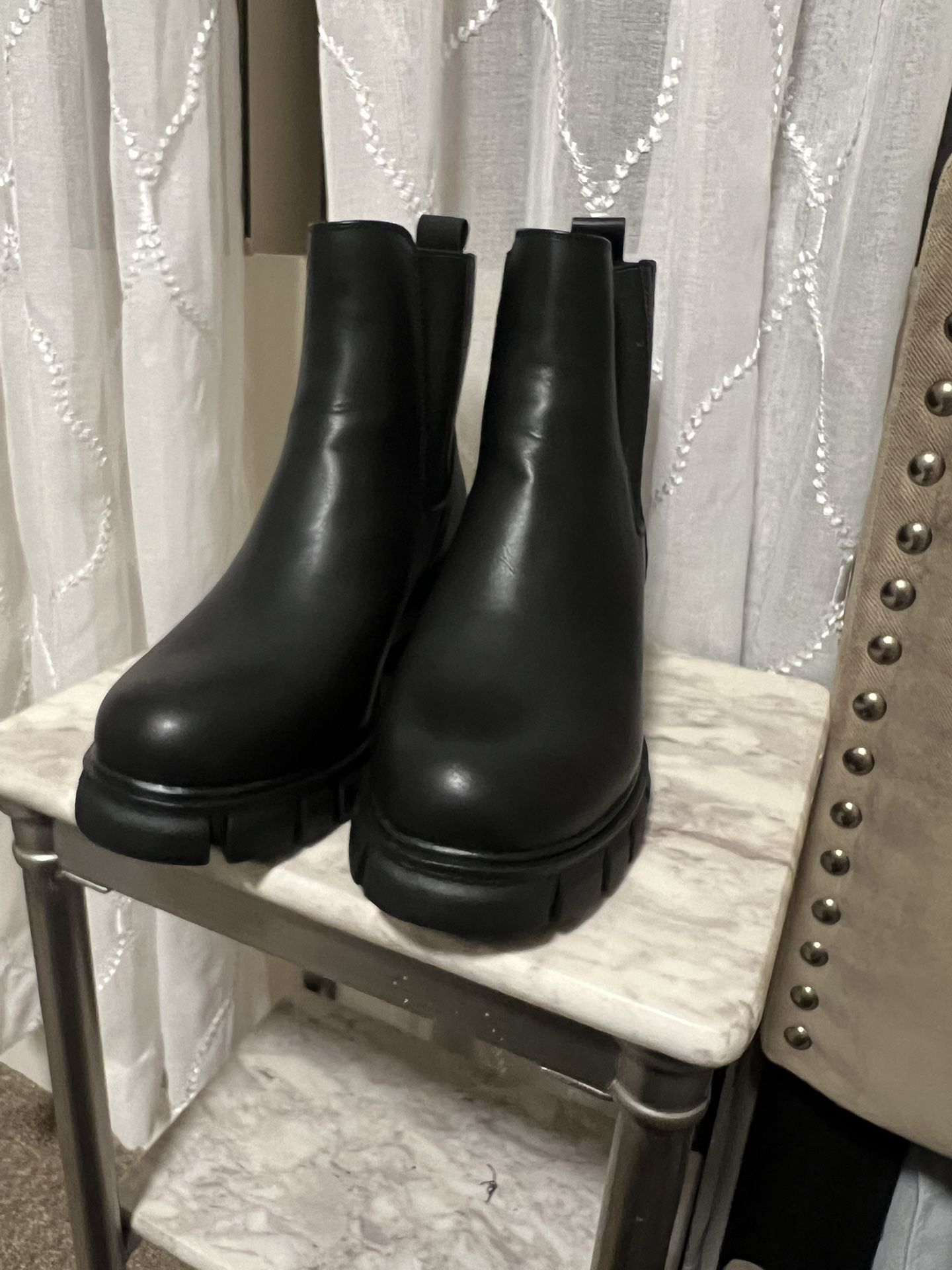 Black boots for women size 9 New never use