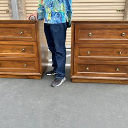 Dresser with 3 drawers made of solid wood/ cajoneras de 3 cajones de Madera solida
