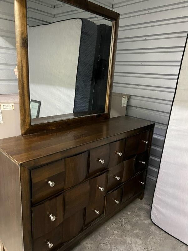 Dresser With Mirror