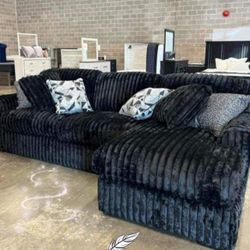 BRAN NEW ASHLEY 👌Midnight Madness 2 Piece Sectional Sofa Chaise