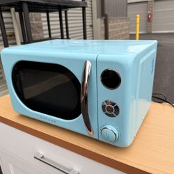 Galanz GLCMKA07BER-07 Retro Microwave Oven