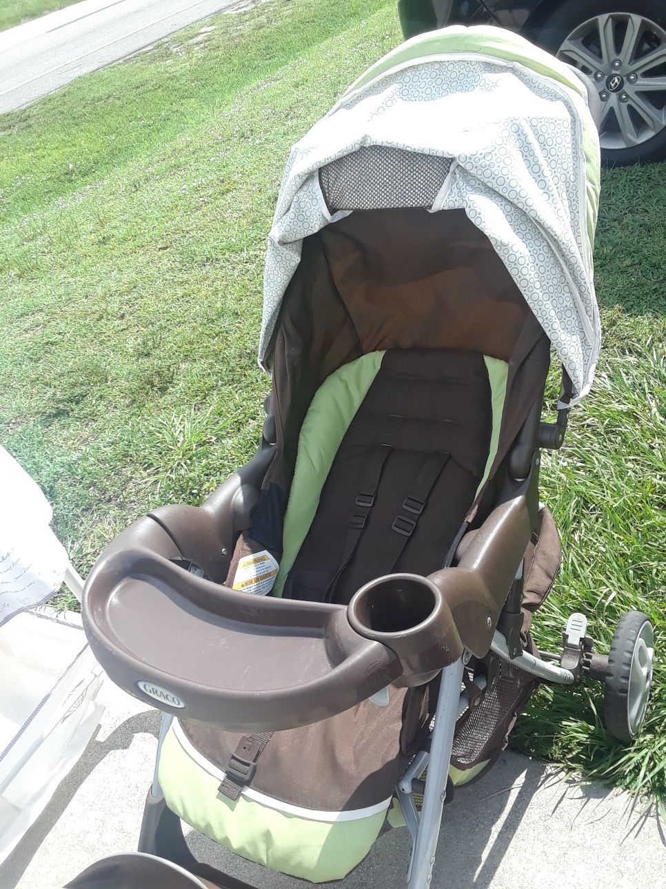stroller with car seat comes as a set in good condition expires in 2026.