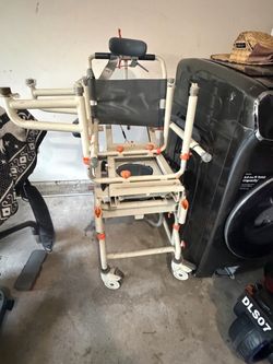 Shower buddy chair chowder chair never used , good for restroom with tubs also can be used just as a rollin