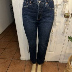 Women’s Levi’s Size 28  501 