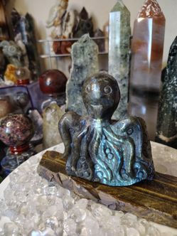 Labradorite octopus with blue flash
