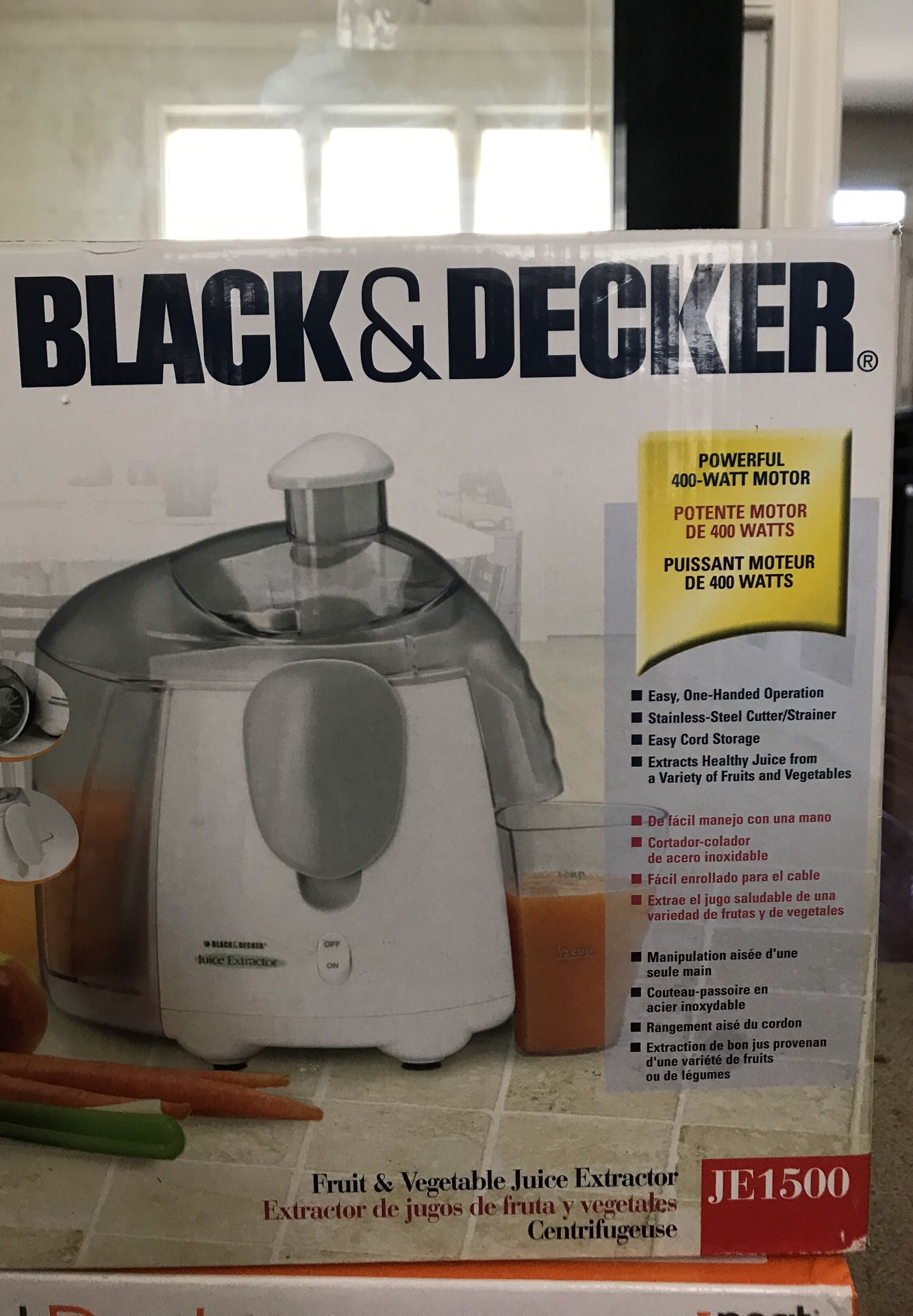  Black & Decker JE1500 Fruit-and-Vegetable Juicer
