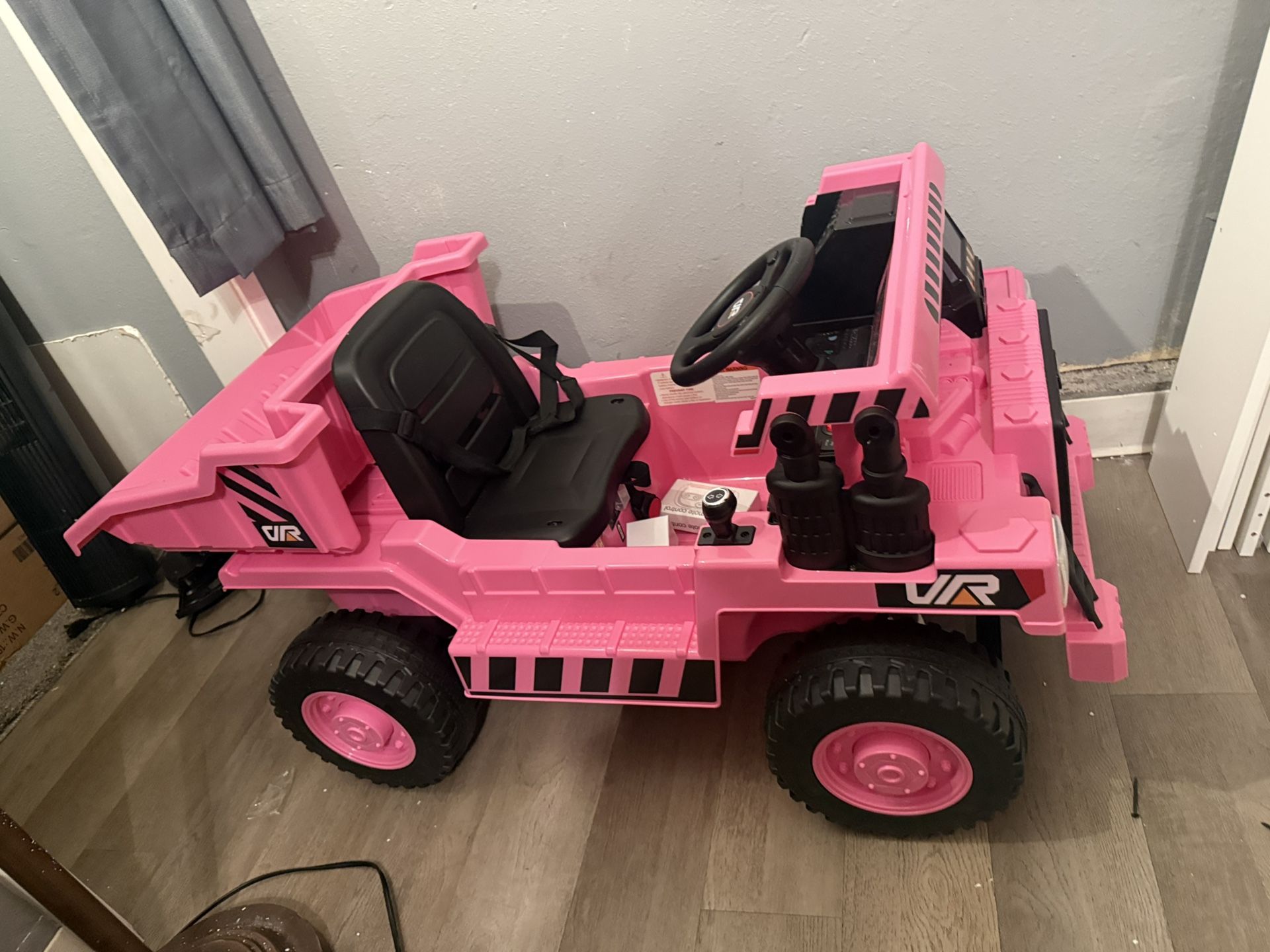 Hikole Camión volquete para niños pequeños, 12 V para niños con control remoto, cama volquete eléctrica, pala, Bluetooth, reproductor de música, bater