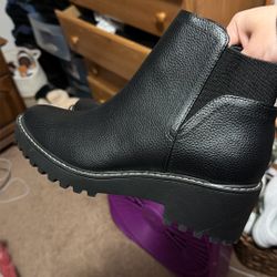 Size 8.5. Women’s Boots.