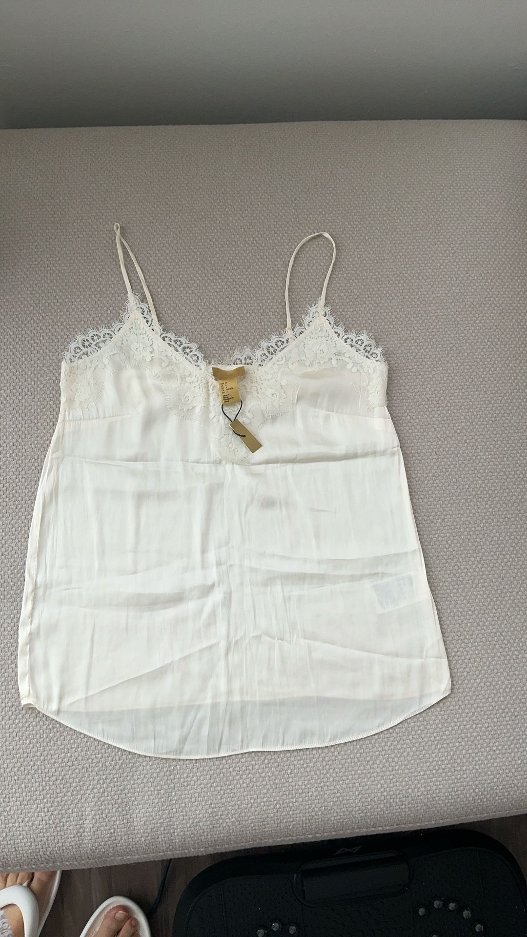 Cream H&M top, Brand New. Size 4