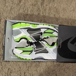 Nike Size 6.5 Men Brand New 