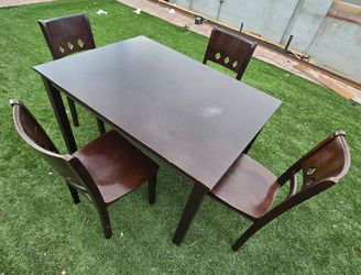 Dinning table w/  4 chairs