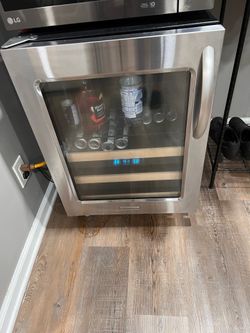 Wine refrigerator