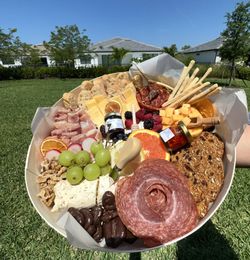 Medium Charcuterie Board (7-9 People)