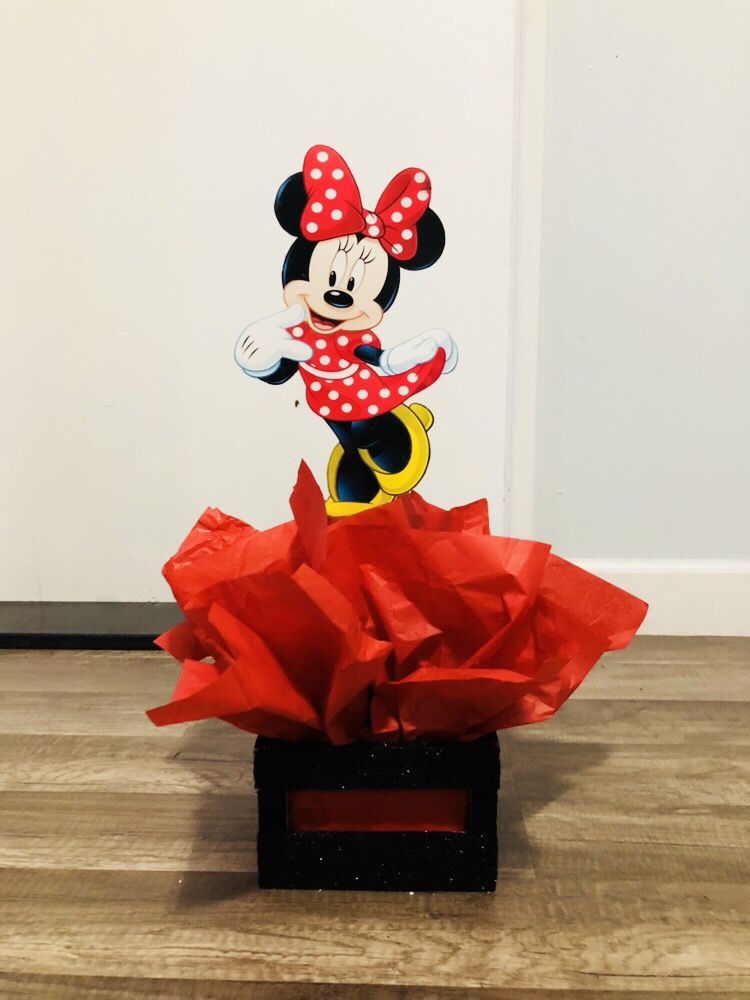 Minnie mouse centerpiece and cupcake