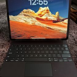 iPad Pro 12.9 In (4th Gen) With Apple Magic Keyboard! 