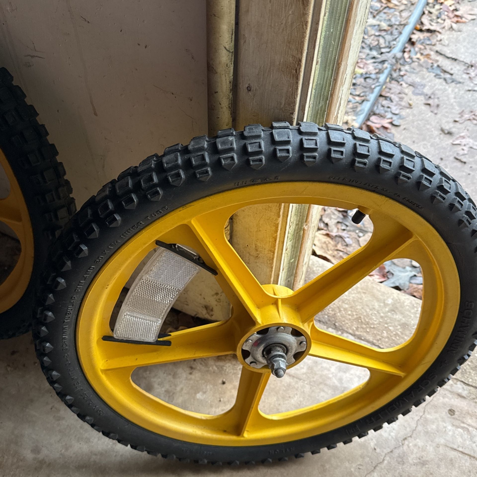Tough Wheel Two Metal Flange Mags, Schwinn Scrambler Suction Cup Knobby Tires With Tubes And Reflectors