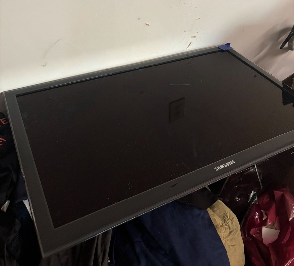 LOW PRICE MOVING- FLAT SCREEN TV 40”