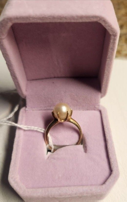 Ladies Pearl Ring In 14K Gold Setting