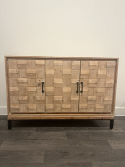 Solid Wood TV Stand – Heavy Duty, Great Condition