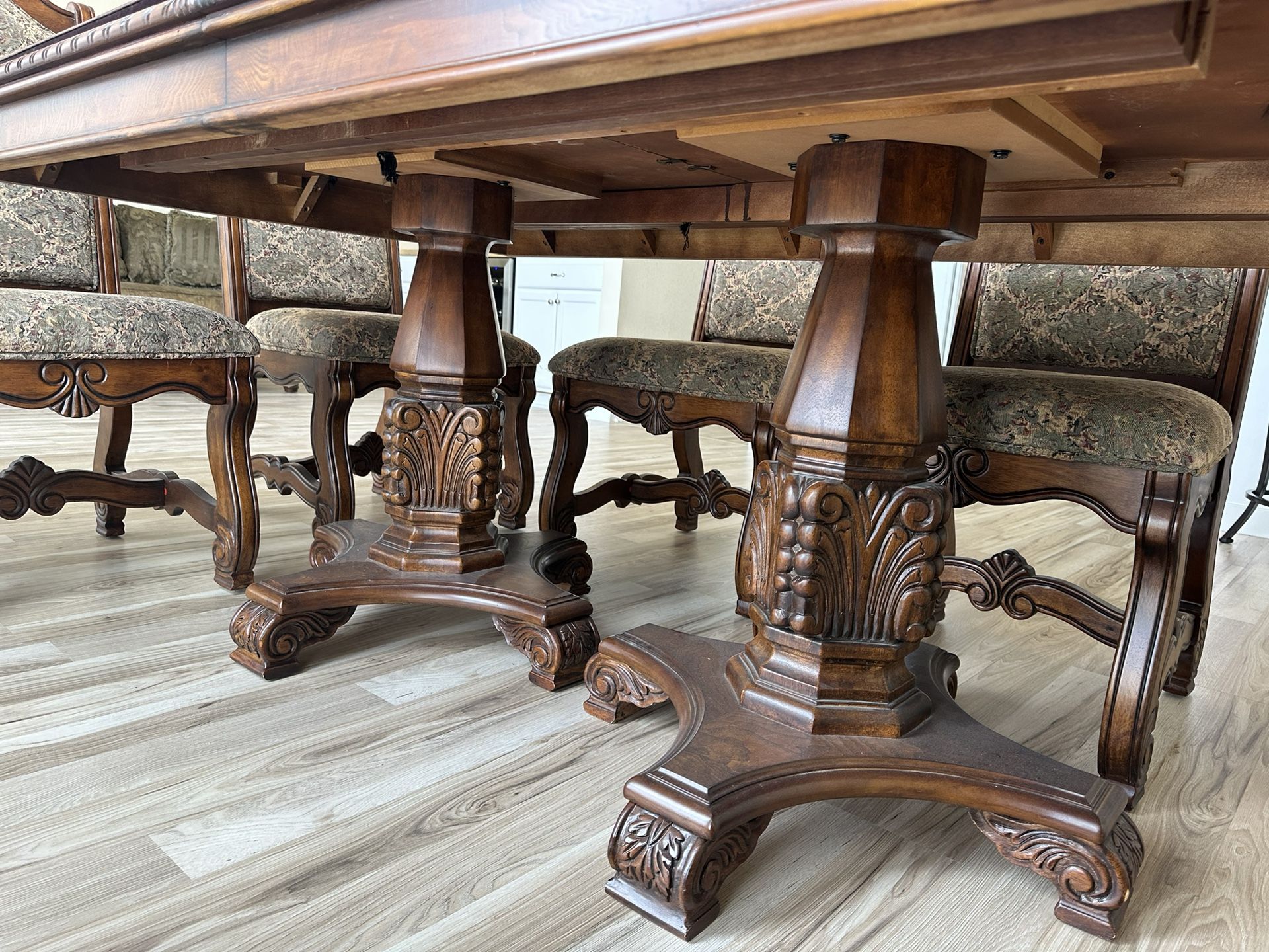 Stunning Dining Table And Chairs
