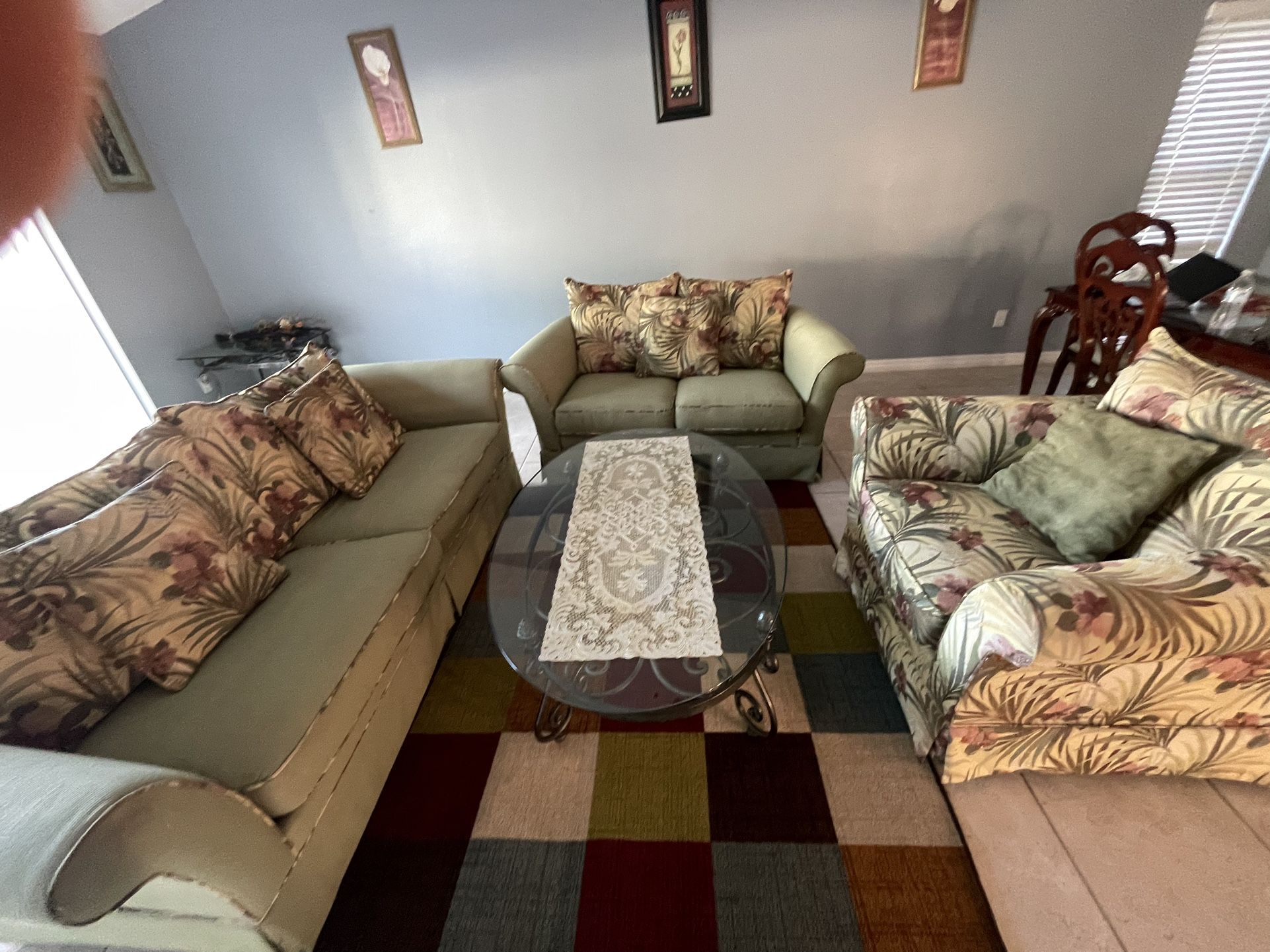 Couch +table + Carpet