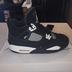Jordan 4 White Thunder Size 6.5