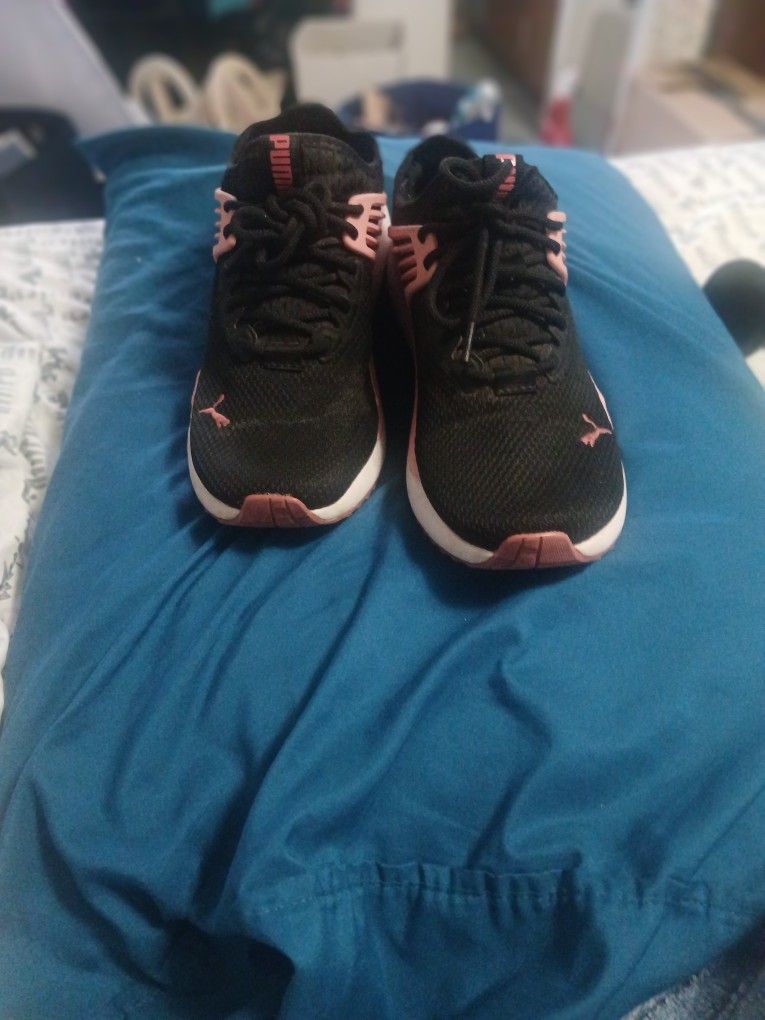 Woman's Puma Size 9.5
