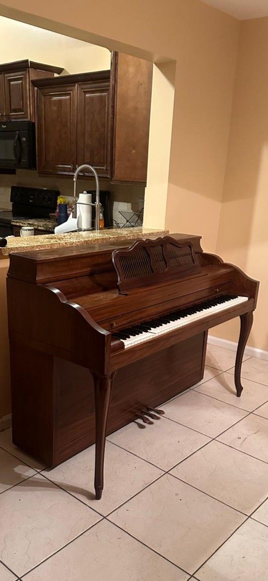 Wurlitzer 1983 classic standing Piano
