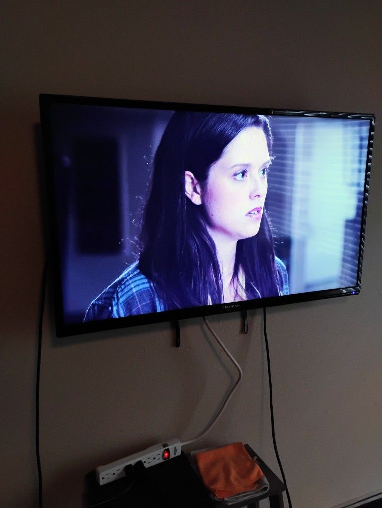 42 Inch TV No Remote Works Great With Wall Mount