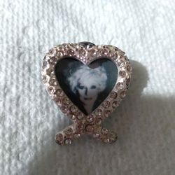 Brooch 