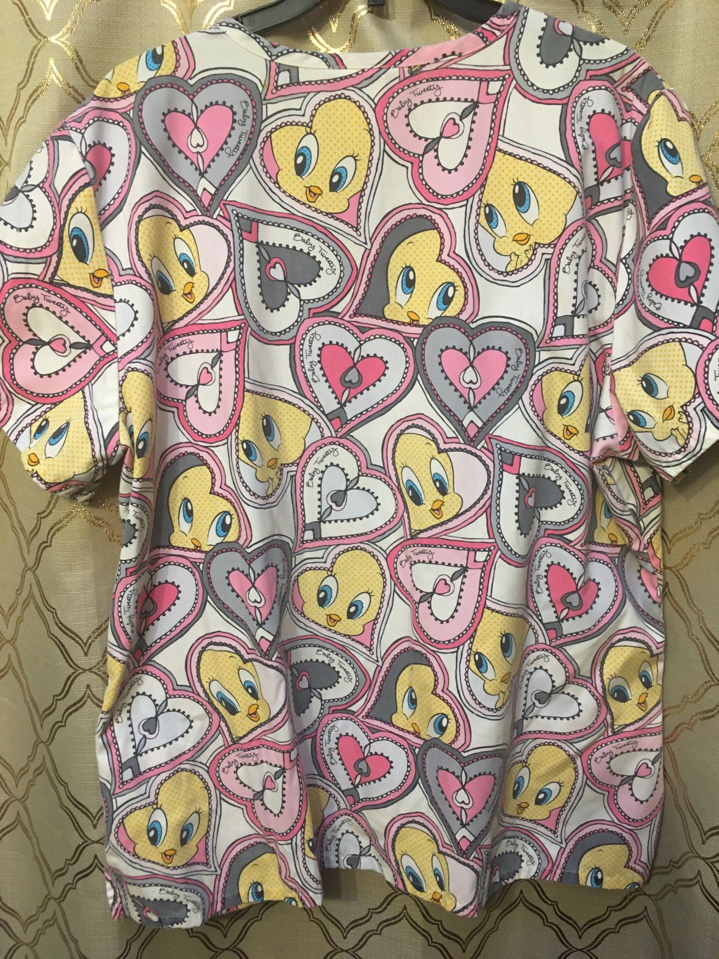 Women’s scrub top looney tunes tweety bird hearts Large