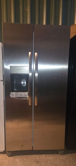 New  Frigidaire
33 in. 22.3 cu. ft. Standard Depth Side by Side Refrigerator in Stainless Steel
Question