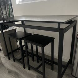 Counter Height Bar Table + 4 stools 
