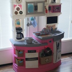 Step 2 Kids Play Kitchen 