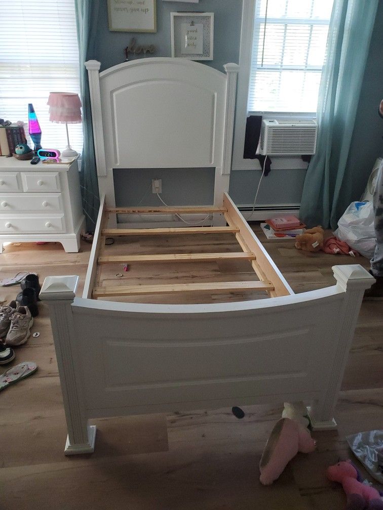 TWIN WHITE WOODEN BEDFRAME WITH BOXSPRING!