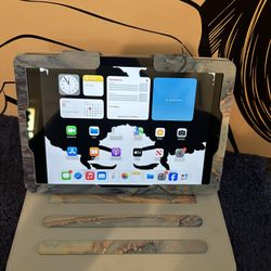 iPad With Case 32gb WiFi 