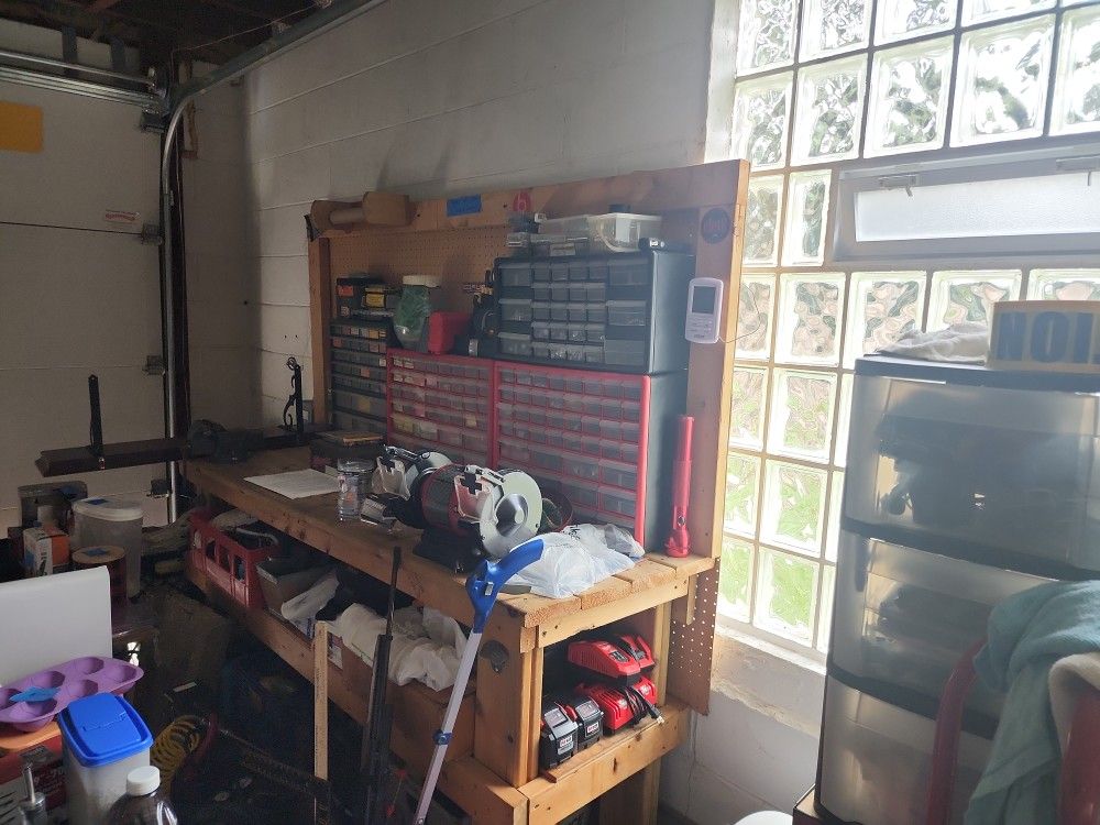 Work Bench & Peg Borad With Grinder And Vise