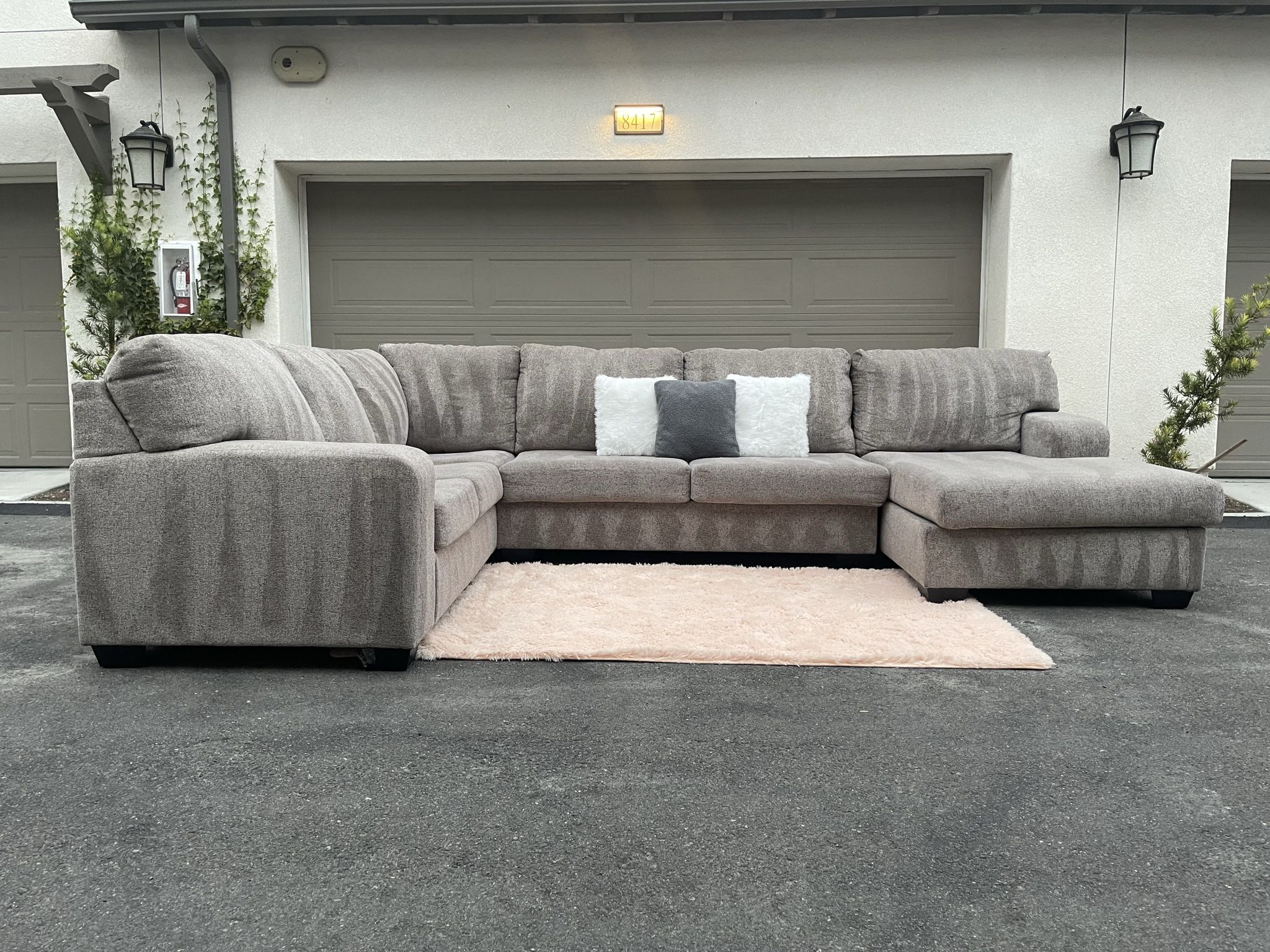 Huge Light Grey Sectional Couch Sofa From Ashley Furniture In Excellent Condition - FREE DELIVERY 🚚