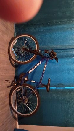 HUFFY MOUNTAIN BIKE 26 IN TIRES