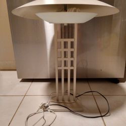 Saucer-like Metal Table Lamp