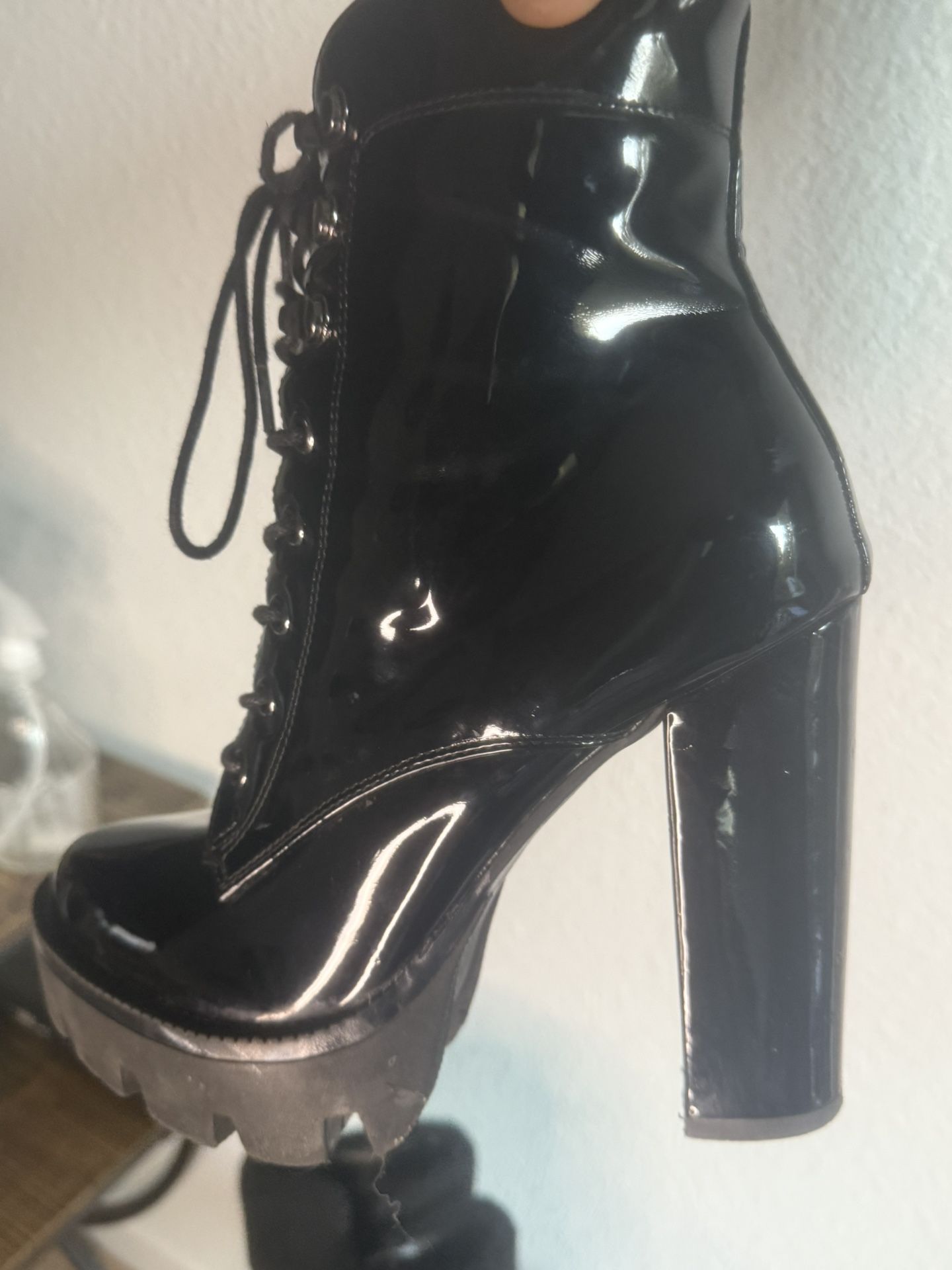 7 PAIRS OF SIZE 8 FASHIONABLE WOMENS HEELS - LIKE NEW