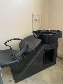 Hair washing station